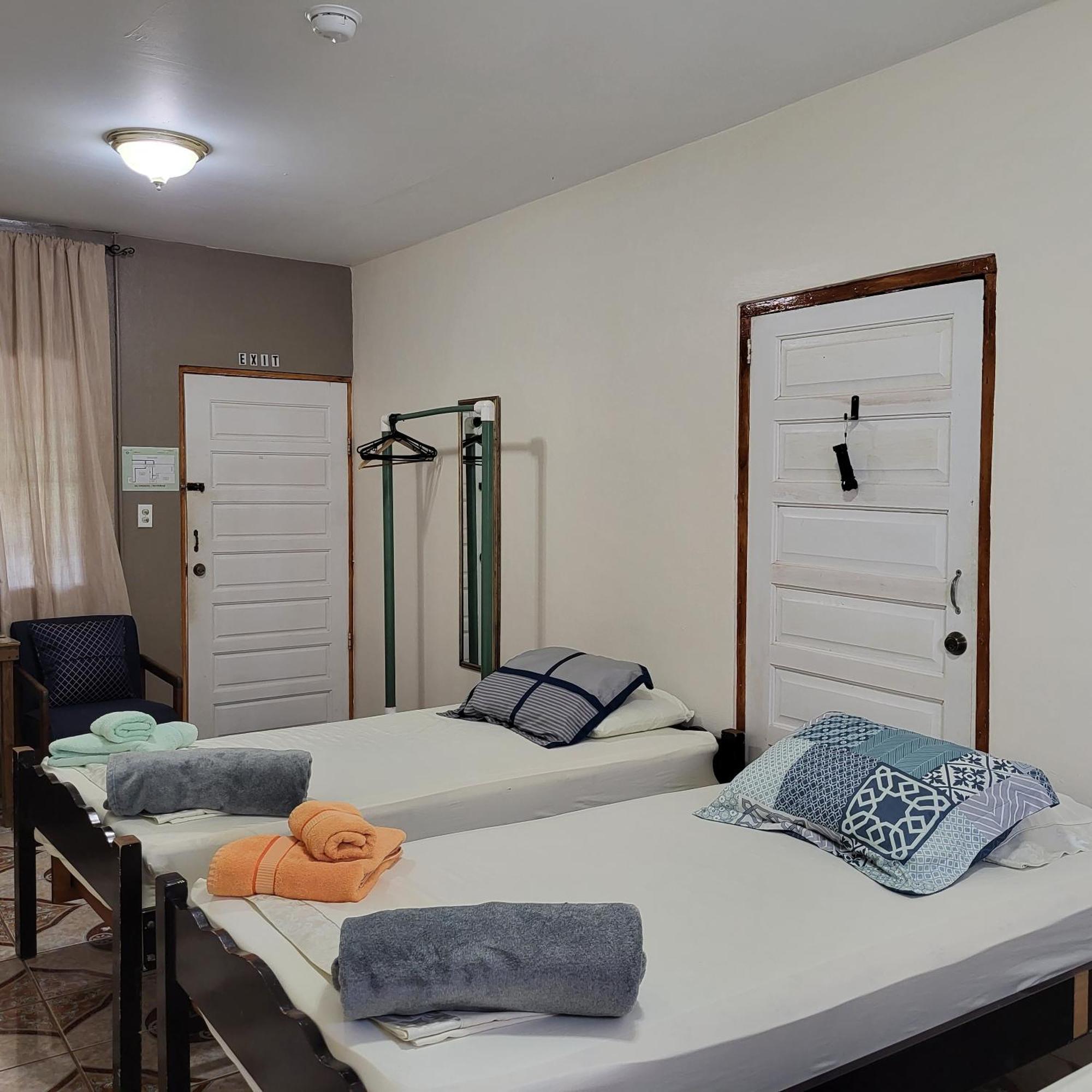 Hacienda Tropical Guest House Бельмопан Экстерьер фото