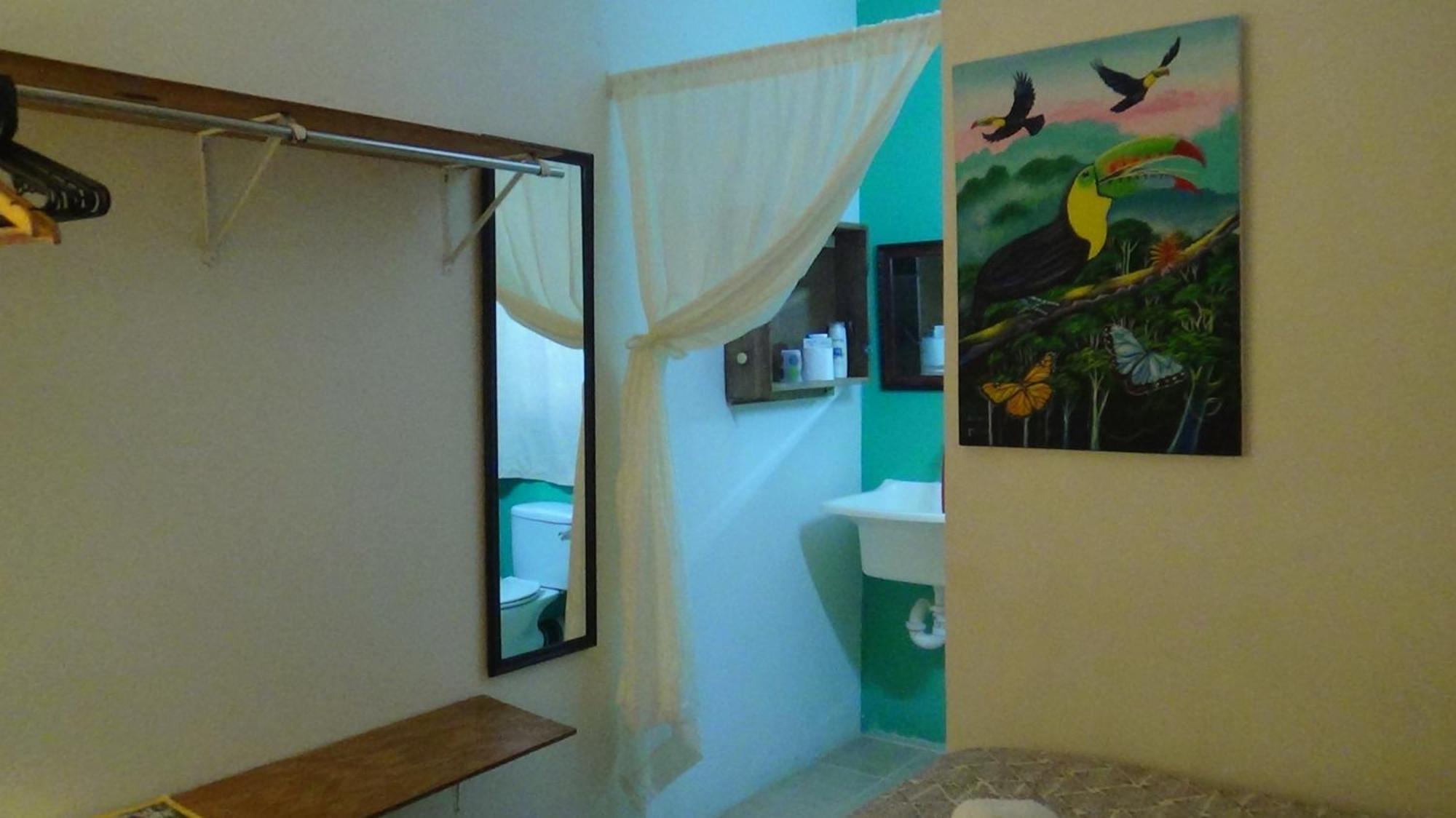 Hacienda Tropical Guest House Бельмопан Номер фото