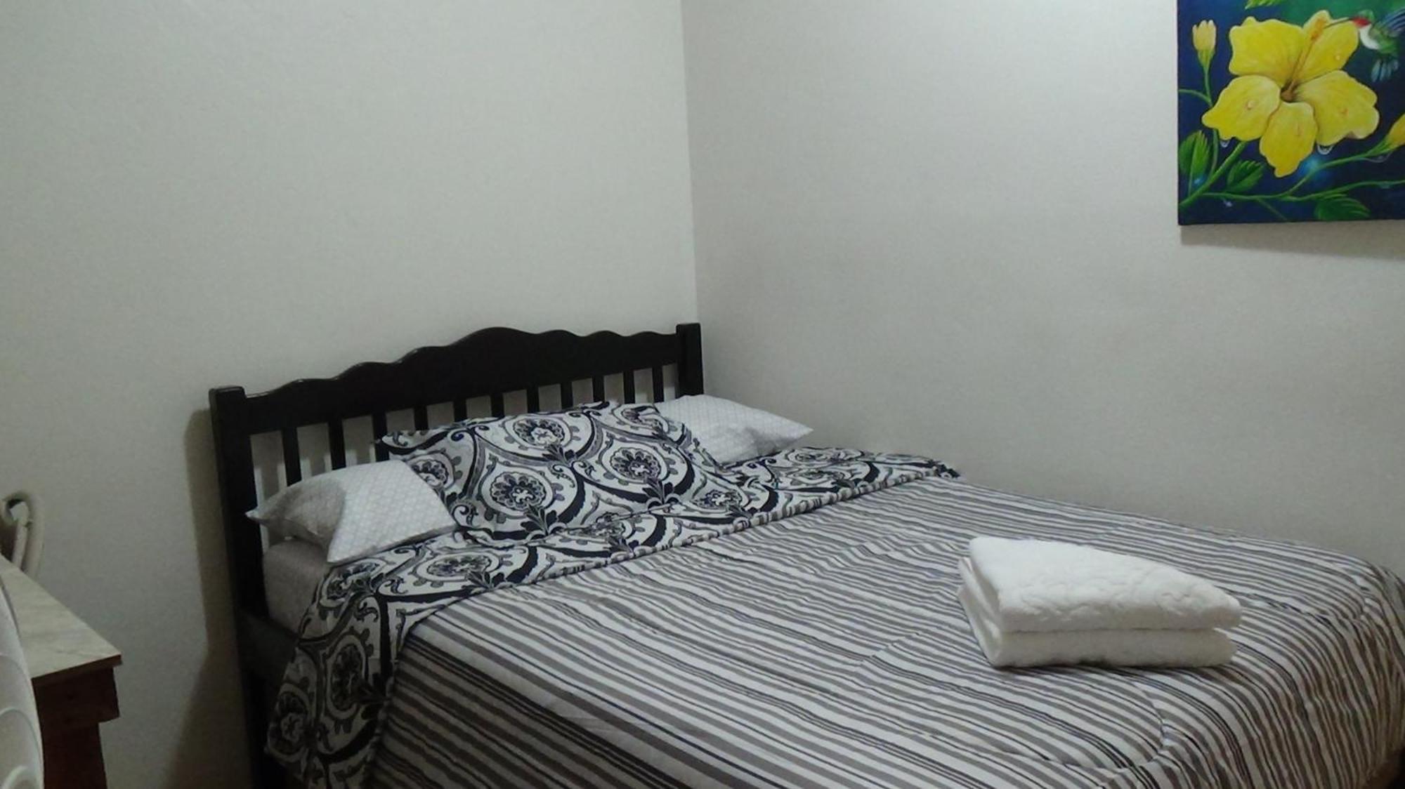 Hacienda Tropical Guest House Бельмопан Номер фото