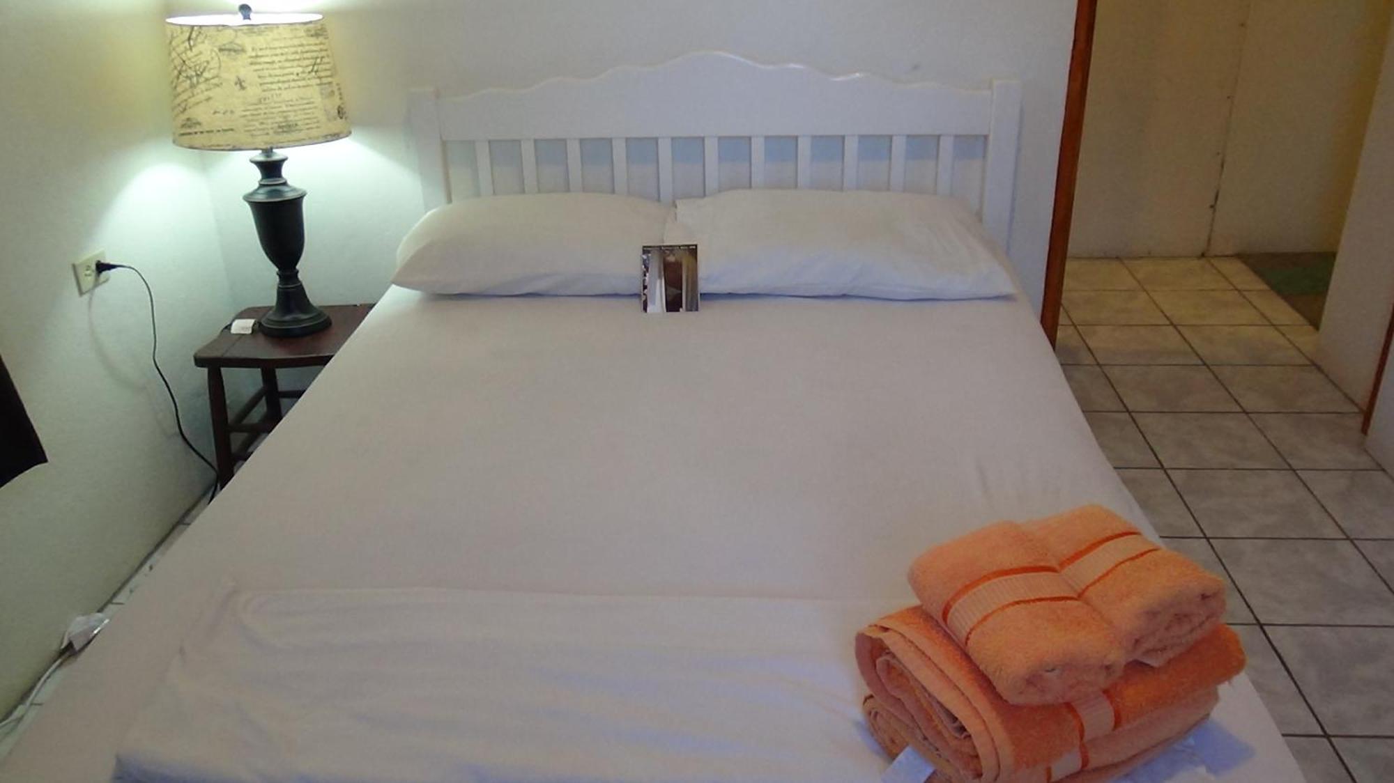 Hacienda Tropical Guest House Бельмопан Номер фото